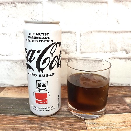 「コカ･コーラ ゼロシュガー マシュメロコラボ」とロックグラスの画像