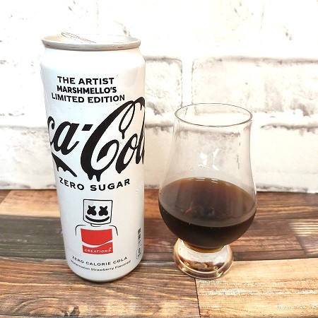 「コカ･コーラ ゼロシュガー マシュメロコラボ」とテイスティンググラスの画像