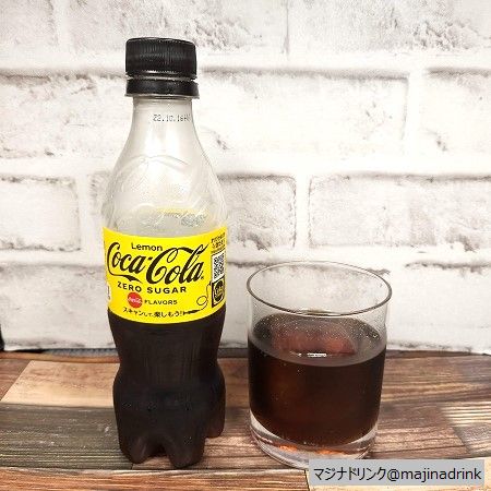 「コカ･コーラ ゼロシュガーレモン」とロックグラスの画像