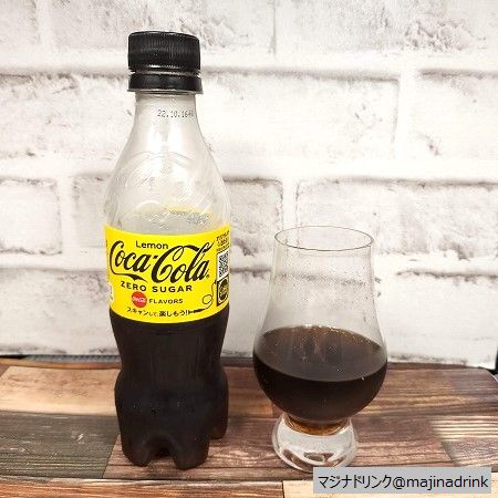 「コカ･コーラ ゼロシュガーレモン」とテイスティンググラスの画像