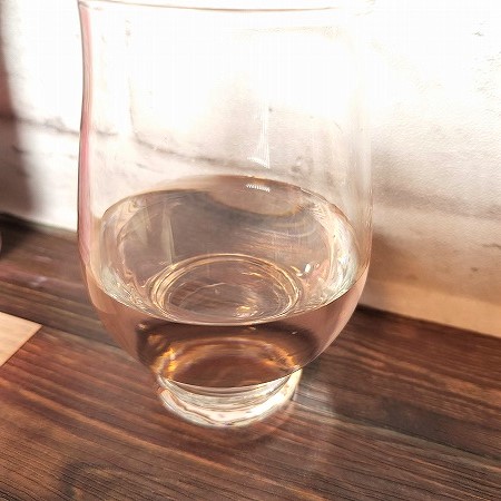 「岩下の新生姜 ピンクジンジャーアップル」をテイスティンググラスに注いだ画像