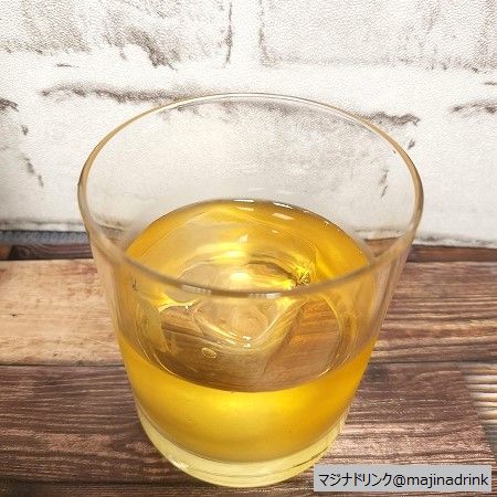「サンA 宮崎緑茶すっきりわかば」をロックグラスに注いだ画像