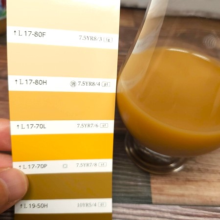 「TULLY’S ＆TEA 紅茶がおいしいミルクティー」のマンセル値は7.5YR7／6に近い色