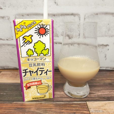 「キッコーマン 豆乳飲料 チャイ」とテイスティンググラスの画像