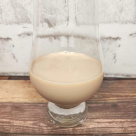 「キッコーマン 豆乳飲料 ティラミス」をテイスティンググラスに注いだ画像
