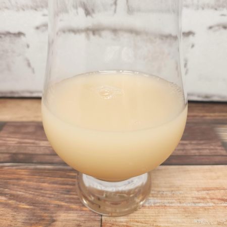 「森永乳業 いちご甘酒」をテイスティンググラスに注いだ画像