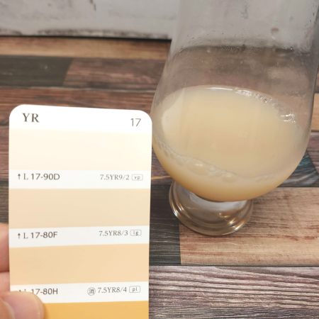 「森永乳業 いちご甘酒」のマンセル値は7.5R9／2に近い色