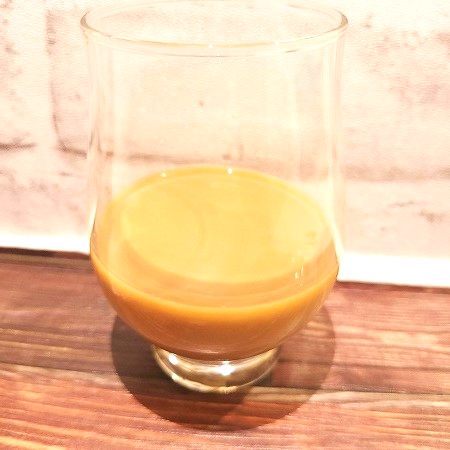 「オハヨー コーヒー(まろやかミルクブレンド)」をテイスティンググラスに注いだ画像
