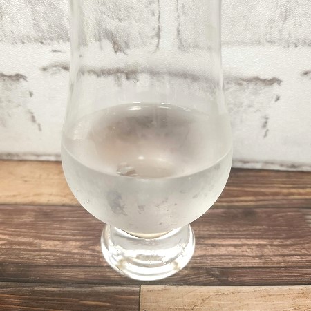 「#47Yell(タグヨンナナエール) まごころ込めた国産レモングラス」をテイスティンググラスに注いだ画像