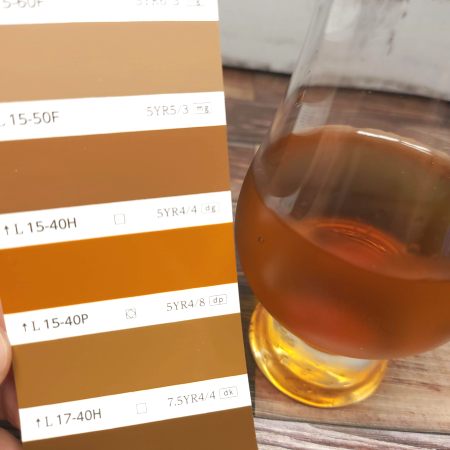「泰山の冬瓜茶」のマンセル値は5YR4／8に近い色
