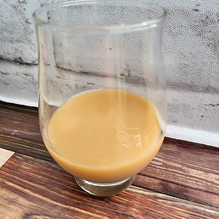 「チチヤス ちょっとすっきり ミルクコーヒー」をテイスティンググラスに注いだ画像