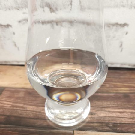 「島根のおいしい天然水 enamis（エナミズ）おかでんチャギントン」をテイスティンググラスに注いだ画像