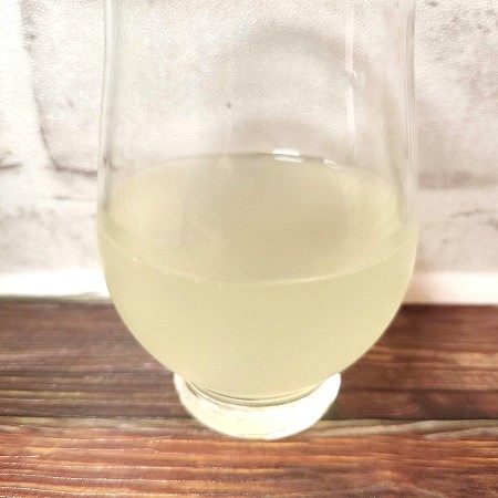 「かぼすドリンク」をテイスティンググラスに注いだ画像