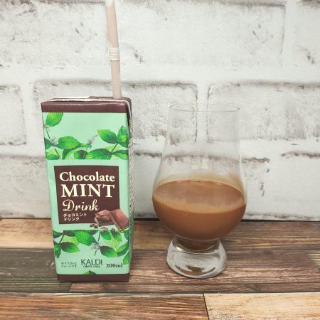 「カルディ チョコミントドリンク」とテイスティンググラスの画像