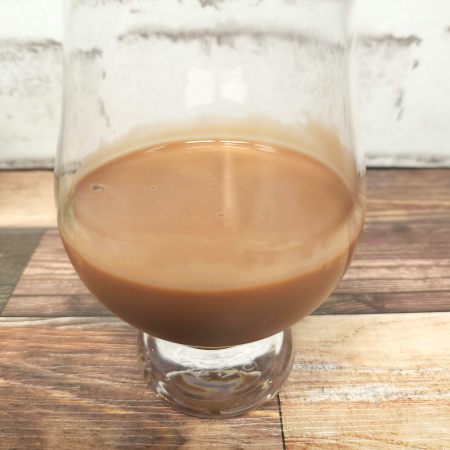 「カルディ チョコミントドリンク」をテイスティンググラスに注いだ画像