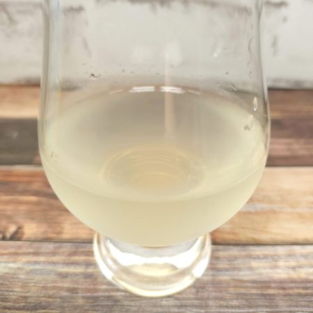 「なっちゃん 塩パイン」をテイスティンググラスに注いだ画像