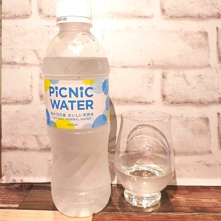 「PiCNiC WATER(ピクニックウォーター)」とテイスティンググラスの画像