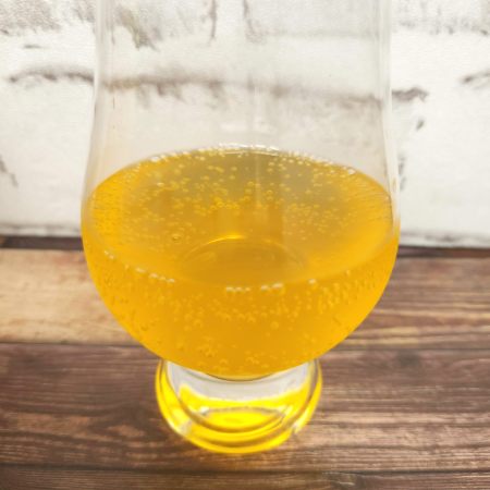 「ポッカサッポロ 夕張メロンソーダ」をテイスティンググラスに注いだ画像