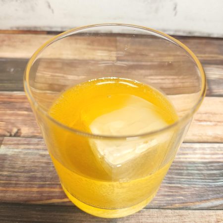 「ポッカサッポロ 夕張メロンソーダ」をロックグラスに注いだ画像