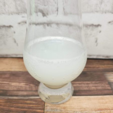「ヨーグルンソーダ」をテイスティンググラスに注いだ画像