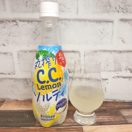 「丸搾りC.C.レモン ソルティ」とテイスティンググラスの画像