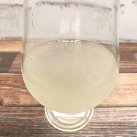 「丸搾りC.C.レモン ソルティ」をテイスティンググラスに注いだ画像