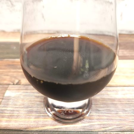 「コスタコーヒー マスターズブラック」をテイスティンググラスに注いだ画像