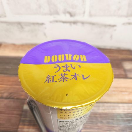 「ドトール うまい紅茶オ・レ」を上部から見た画像