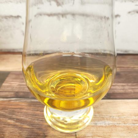 「富良野ラベンダーティー」をテイスティンググラスに注いだ画像