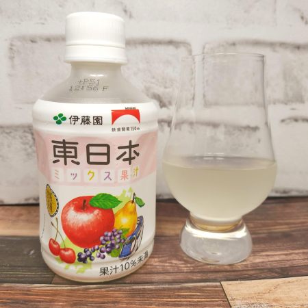 「伊藤園 東日本ミックス果汁」とテイスティンググラスの画像