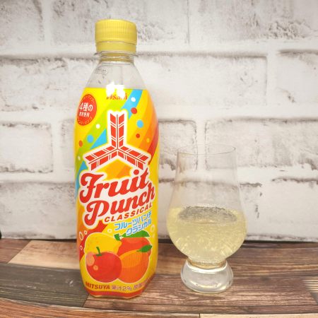 「三ツ矢フルーツパンチクラシカル」とテイスティンググラスの画像