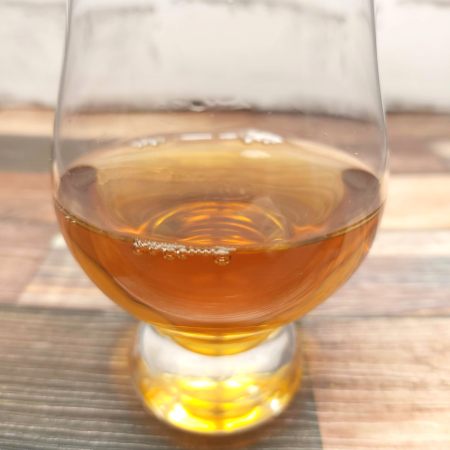 「妙番園 ほうじ茶」をテイスティンググラスに注いだ画像