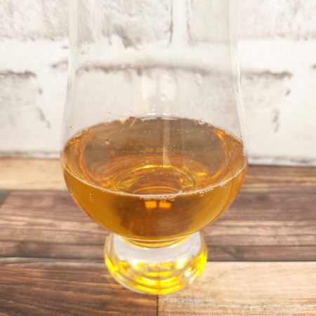 「ぬまっちゃ ほうじ茶」をテイスティンググラスに注いだ画像