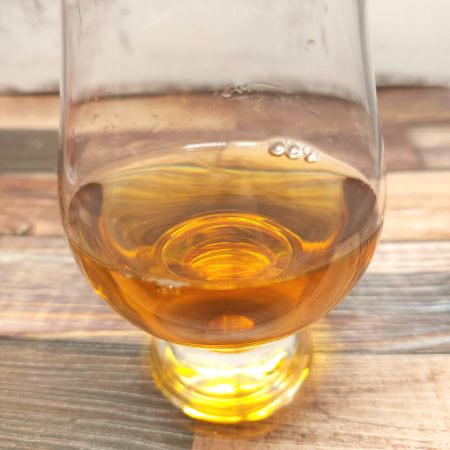 「加賀棒ほうじ茶」をテイスティンググラスに注いだ画像