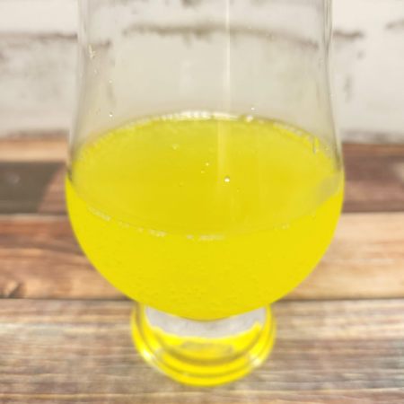 「ビタミンパワーGO スーパーBBB」をテイスティンググラスに注いだ画像