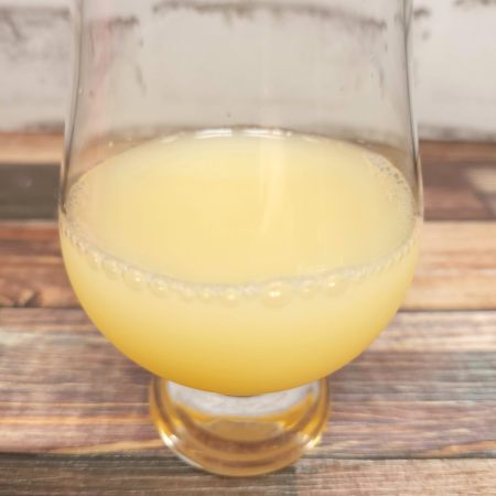 「ノももン」をテイスティンググラスに注いだ画像