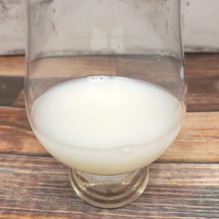 「国産ミルク＆カルピス」をテイスティンググラスに注いだ画像