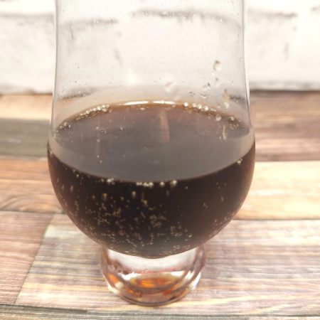 「コカ・コーラ ゼロ シュガー ソウルブラスト」をテイスティンググラスに注いだ画像