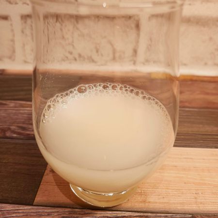 「豆乳生まれのカルピス GREEN CALPIS」をテイスティンググラスに注いだ画像