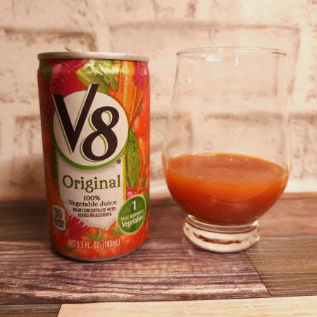 「キャンベル V8野菜ジュース」とテイスティンググラスの画像