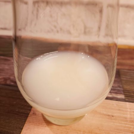 「チー坊Lab カラフル乳酸菌」をテイスティンググラスに注いだ画像