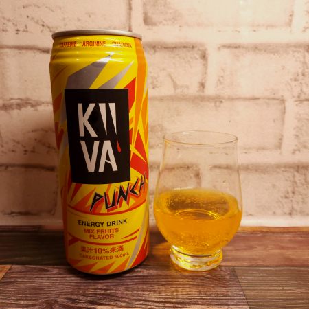 「ENERGY DRINK KIIVA(キーバ) PUNCH」とテイスティンググラスの画像