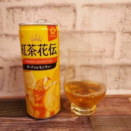 「紅茶花伝 ガーデンレモンティー 缶」とテイスティンググラスの画像