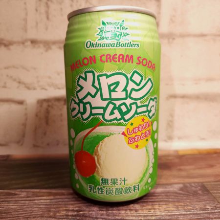 「沖縄ボトラーズ メロンクリームソーダ」を正面からみた画像