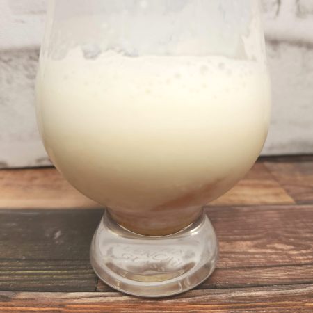 「大野農園 ふるふるミルク バナナ」とテイスティンググラスの画像