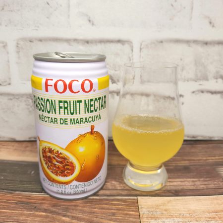 「FOCO パッションフルーツジュース」とテイスティンググラスの画像