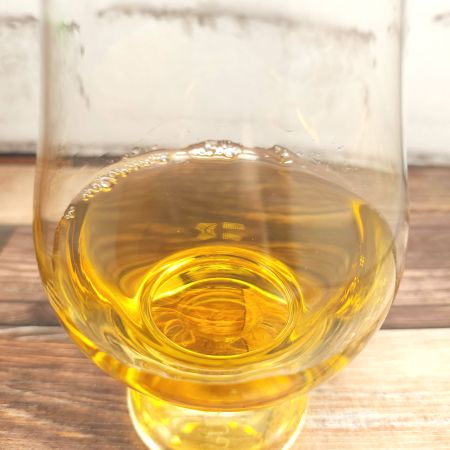 「スマイルライフ 緑茶」をテイスティンググラスに注いだ画像