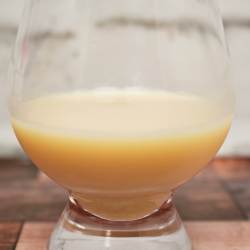 「マルコメ プラス糀 糀甘酒 LL オリゴ糖」とテイスティンググラスの画像