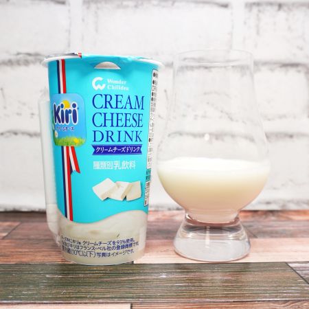 「Kiriクリームチーズドリンク」とテイスティンググラスの画像