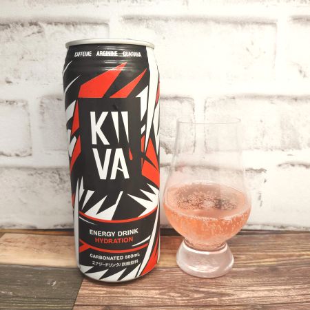 「KIIVA ENERGY DRINK HYDRATION」とテイスティンググラスの画像